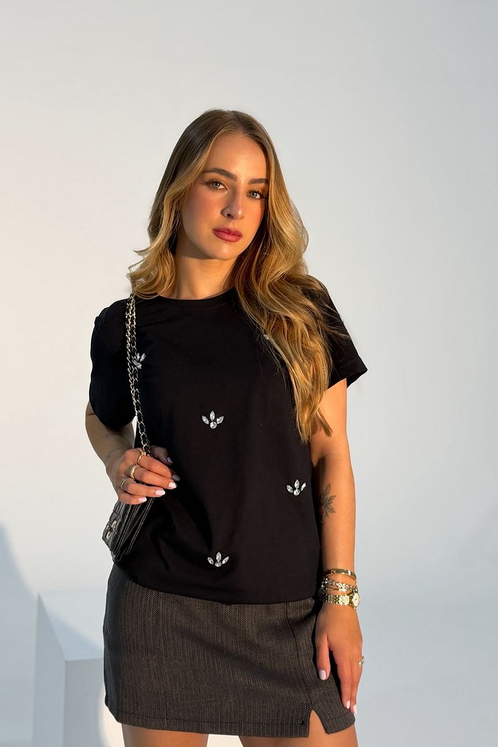 T-shirt Feminina Pamela Bordada Cor preta