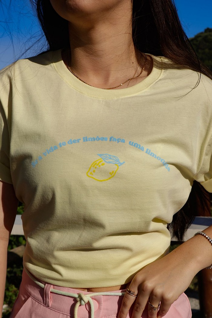 Camiseta T-shirt feminina Limonada cor amarelo manteiga