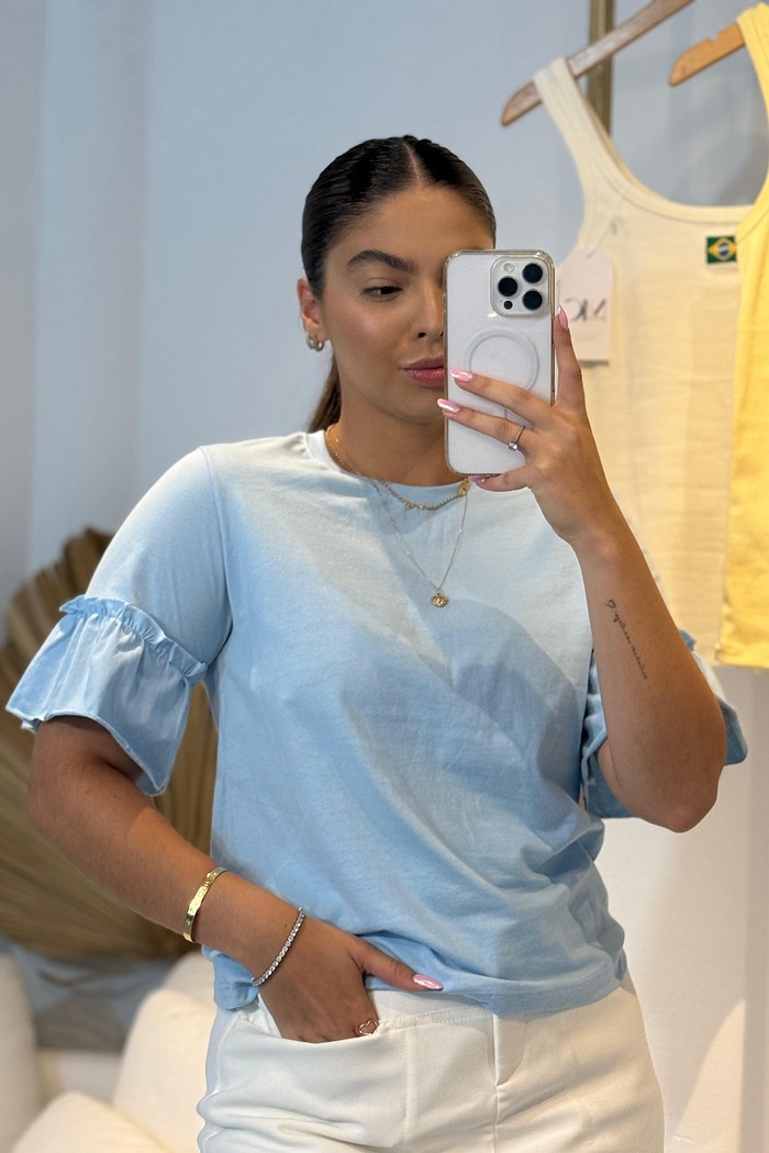 T-shirt Ana com manga 3/4 com babado cor azul claro e marrom claro