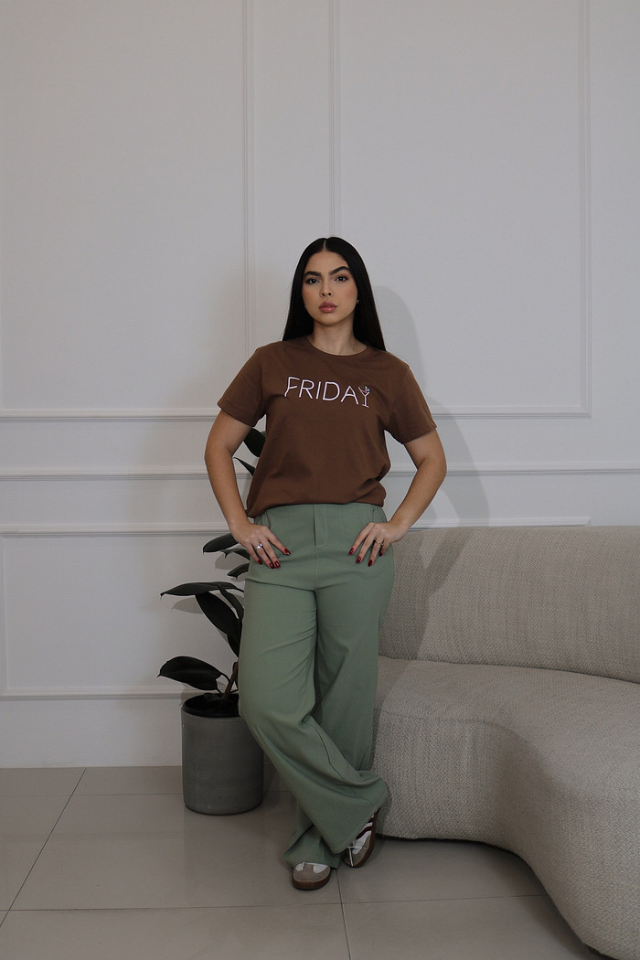 T-SHIRT FRIDAY CACAU (COM BORDADO A MÃO)