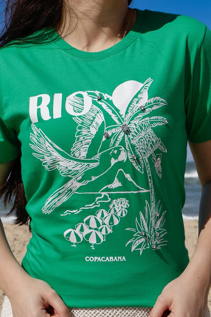 Camiseta T-shirt feminina RJ verde botega (peça bordada a mão com strass)