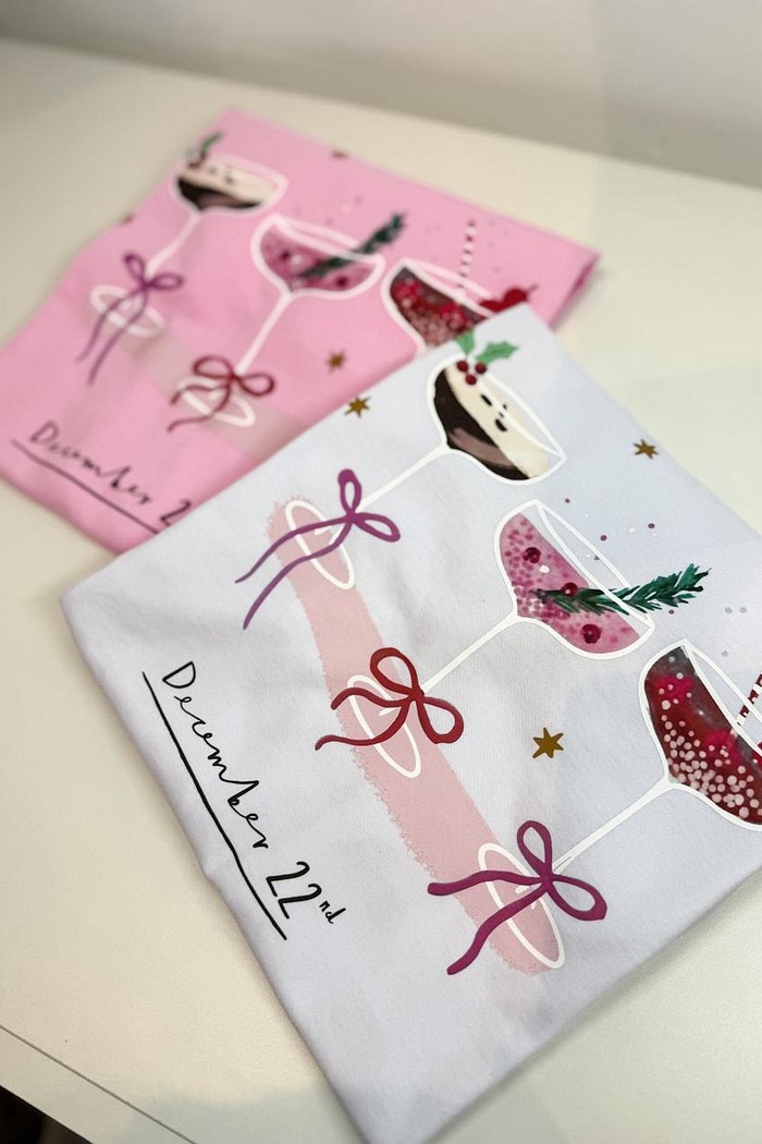 T-shirt Feminina Taças Natalinas Cor Branco e Rosa Claro