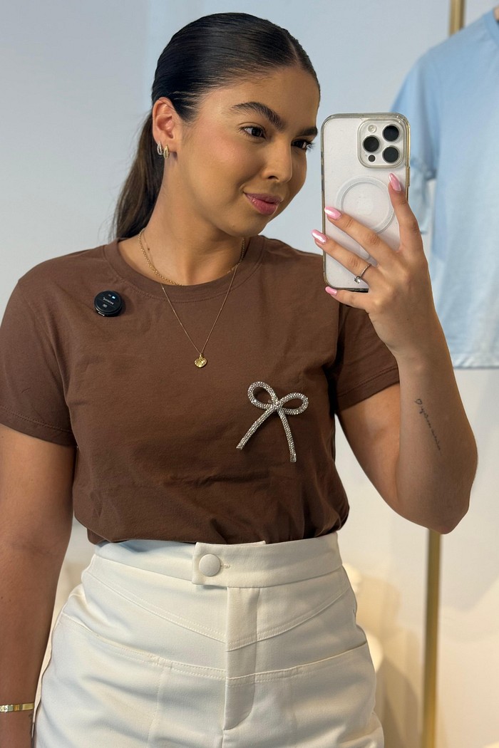 T-shirt Feminina Yasmin com broche na cor marrom