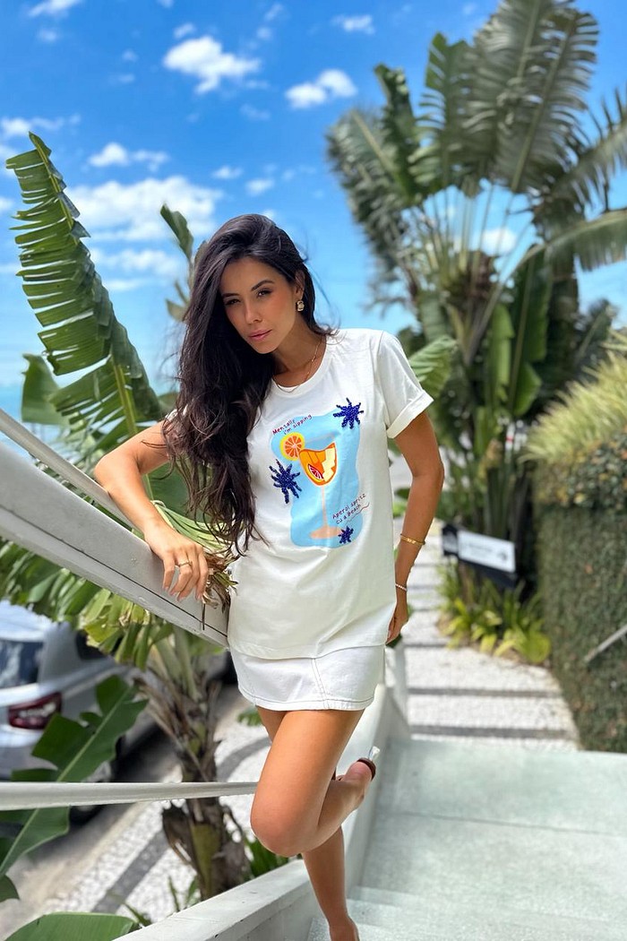 T-shirt Feminina Aperol Cor Off White Bordada a Mão