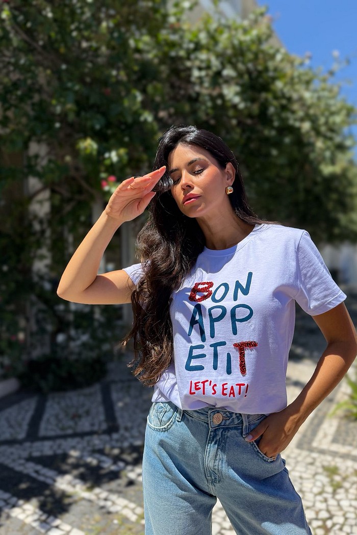 T-shirt Feminina Bonappetit Cor branco Bordada a Mão