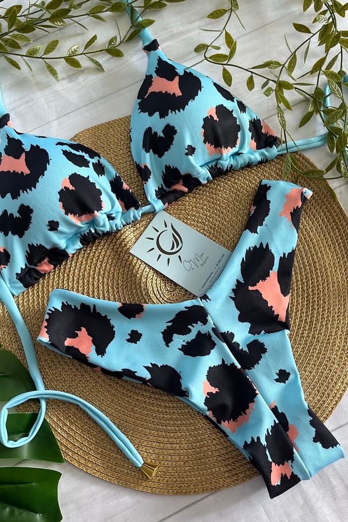 Biquíni Cortininha e Asa delta Onça Azul