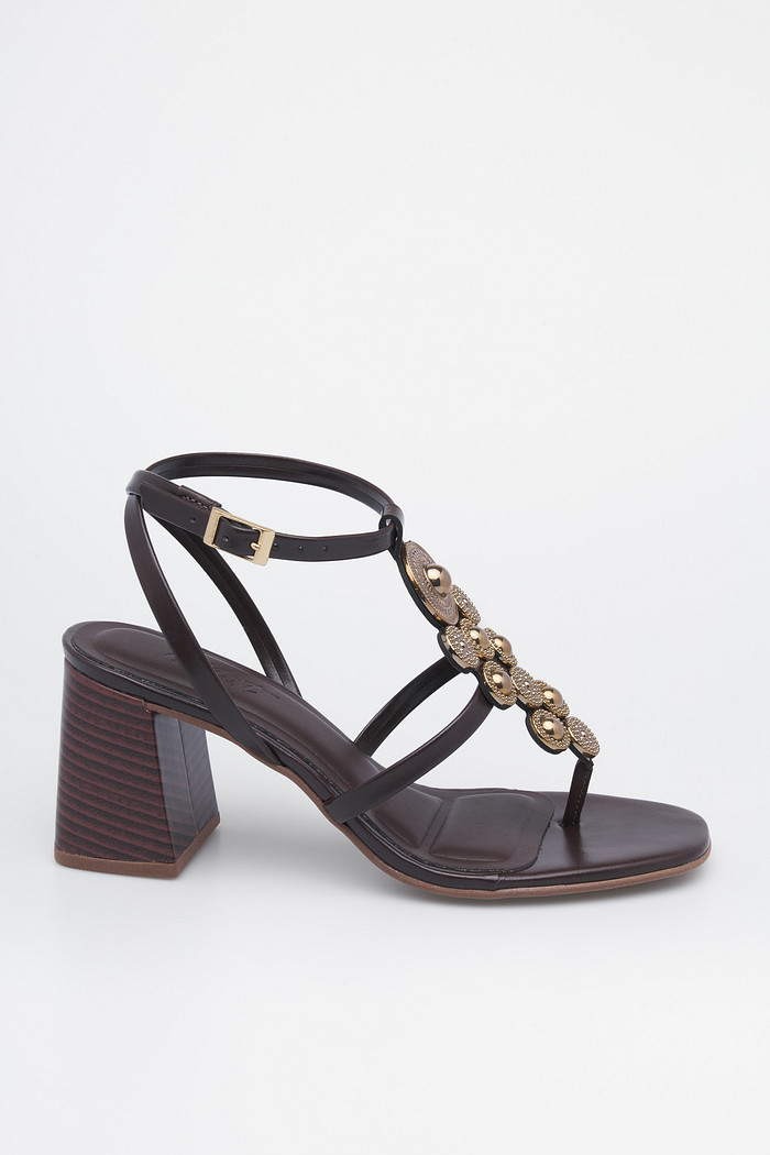 Sandália Moana Café – Detalhe de acabamento e salto bloco Sandália Moana Café de salto bloco médio com tiras finas e pedrarias douradas