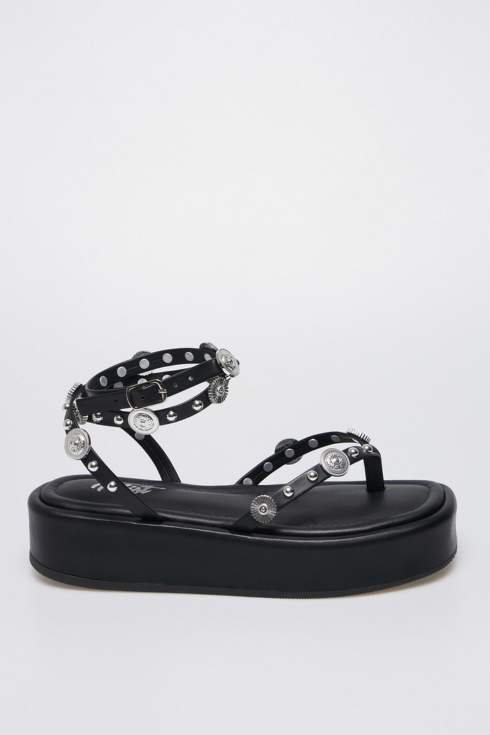 Sandália Brenda Preto, uma sandália preta de plataforma com detalhes de metal.