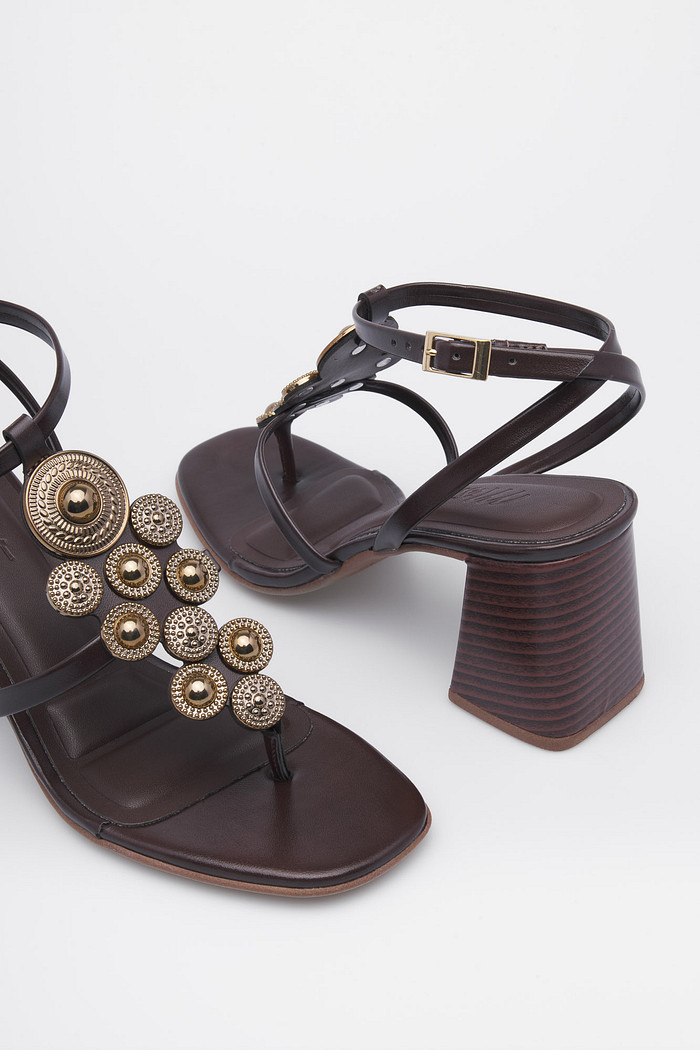 Sandália Moana Café – Detalhe de acabamento e salto bloco Sandália Moana Café de salto bloco médio com tiras finas e pedrarias douradas