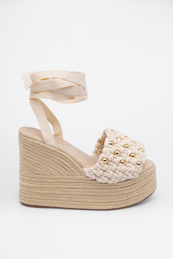 Sandália Serena Off-White Anabela com Amarração Sandália Serena Off-White — Macramê e Plataforma