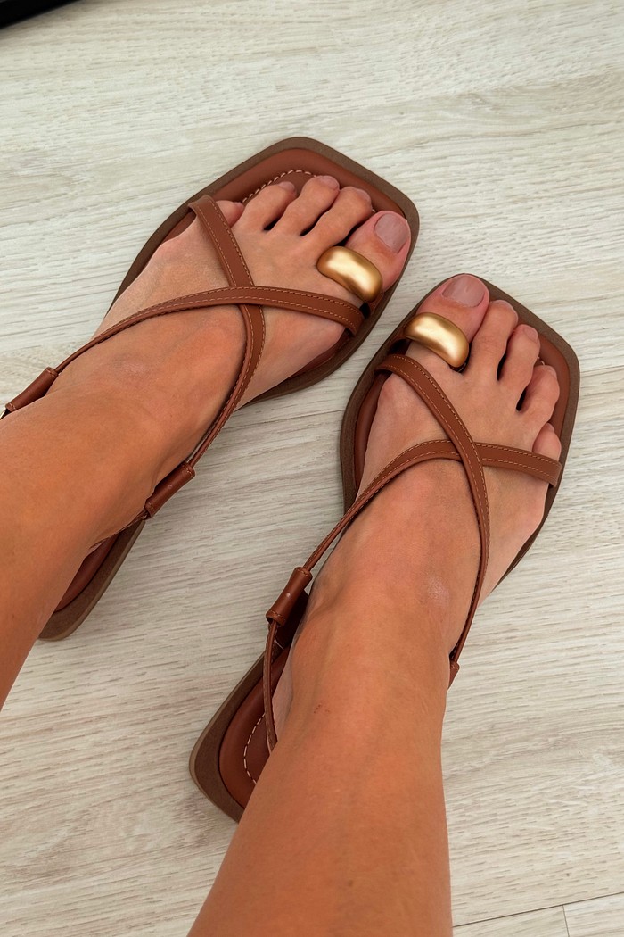 Sandália Brisa Caramelo – Rasteira com Detalhe Dourado