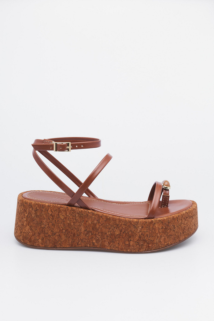 Sandália Ísis Caramelo MIST – Plataforma Feminina com Tiras Finas Sandália Ísis Caramelo – detalhe metálico no cabedal e base de cortiça