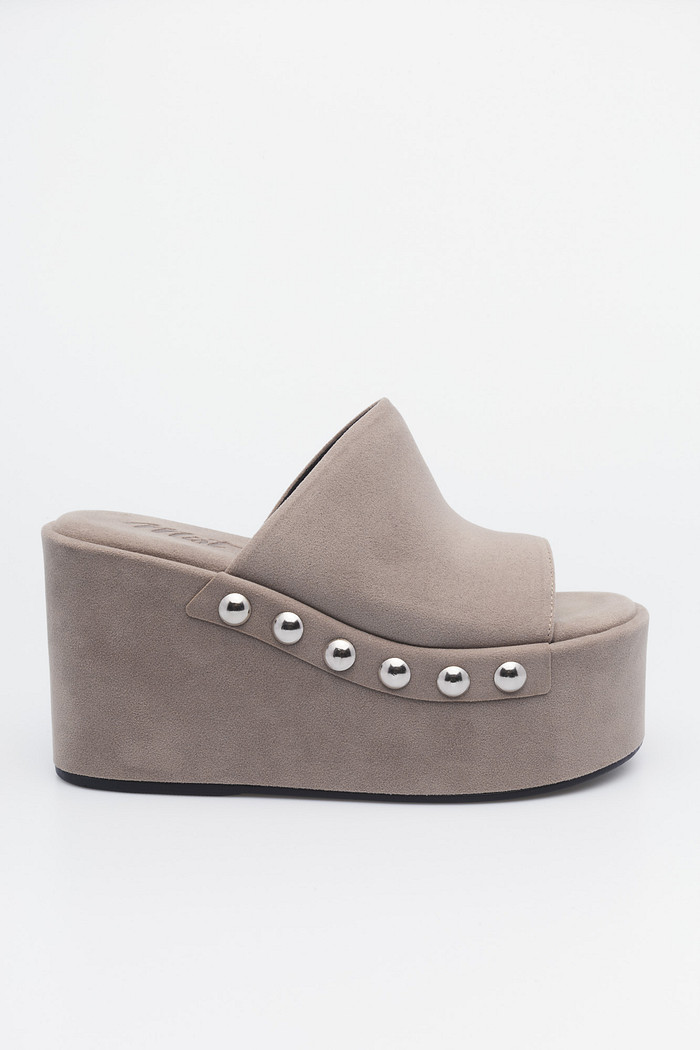 Tamanco Flatform Suelen Grafite MIST – Plataforma Alta Feminina com Tachas Tamanco Suelen Grafite – tamanco flatform feminino moderno