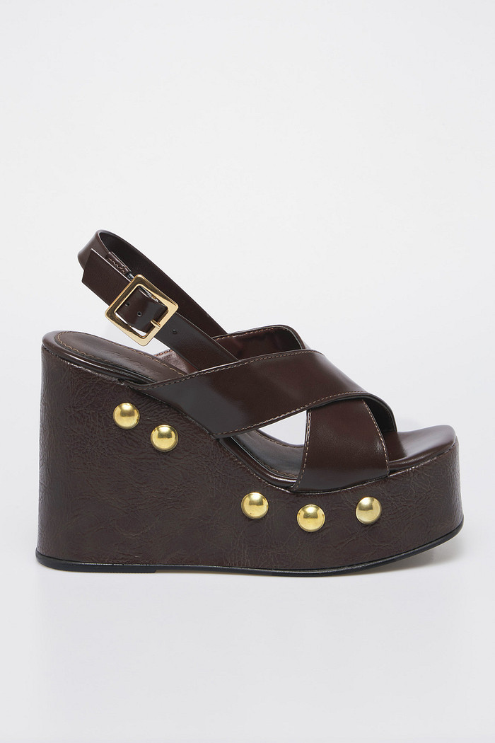 Sandália anabela plataforma marrom com tachinhas douradas MIST