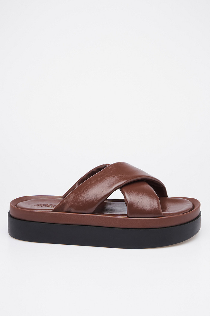 Flat plataforma feminina cor terra com tiras cruzadas confortável MIST