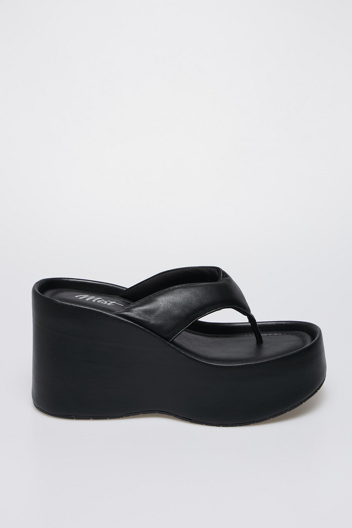 Flat Kauana preta plataforma MIST estilo Y2K para festivais