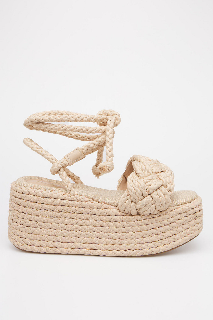 Sandália rasteira feminina natural com tiras e acabamento artesanal MIST