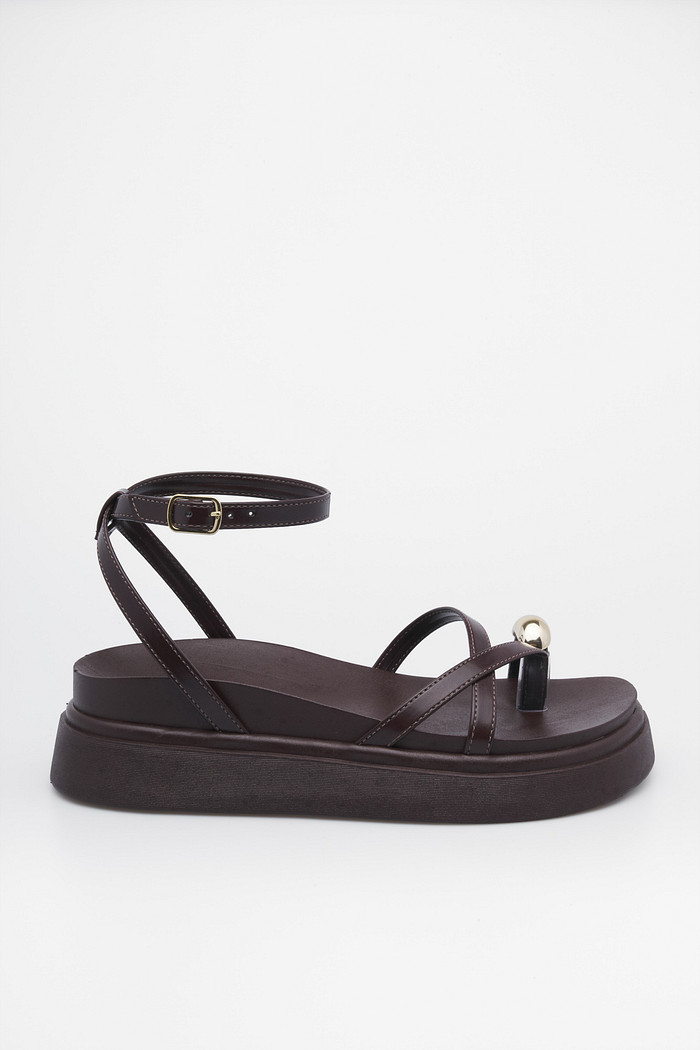 Sandália Vanessa Café Plataforma Feminina — Mist Sandália Vanessa Café plataforma com tiras finas e detalhe dourado