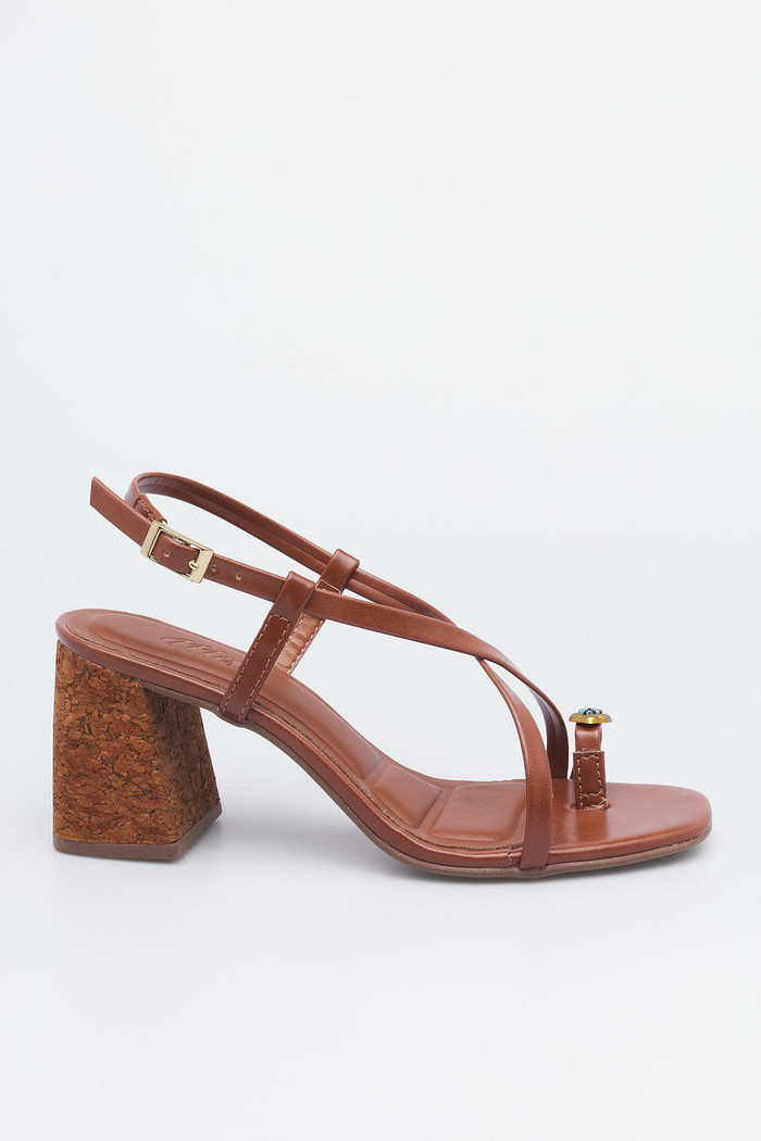 Sandália Cora Caramelo vista lateral com salto bloco de cortiça e tiras finas.