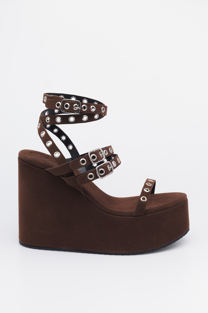 Sandália Chloe Marrom MIST – Plataforma Feminina com Tiras e Fivelas andália Chloe Marrom – sandália feminina moderna com ilhoses metálicos