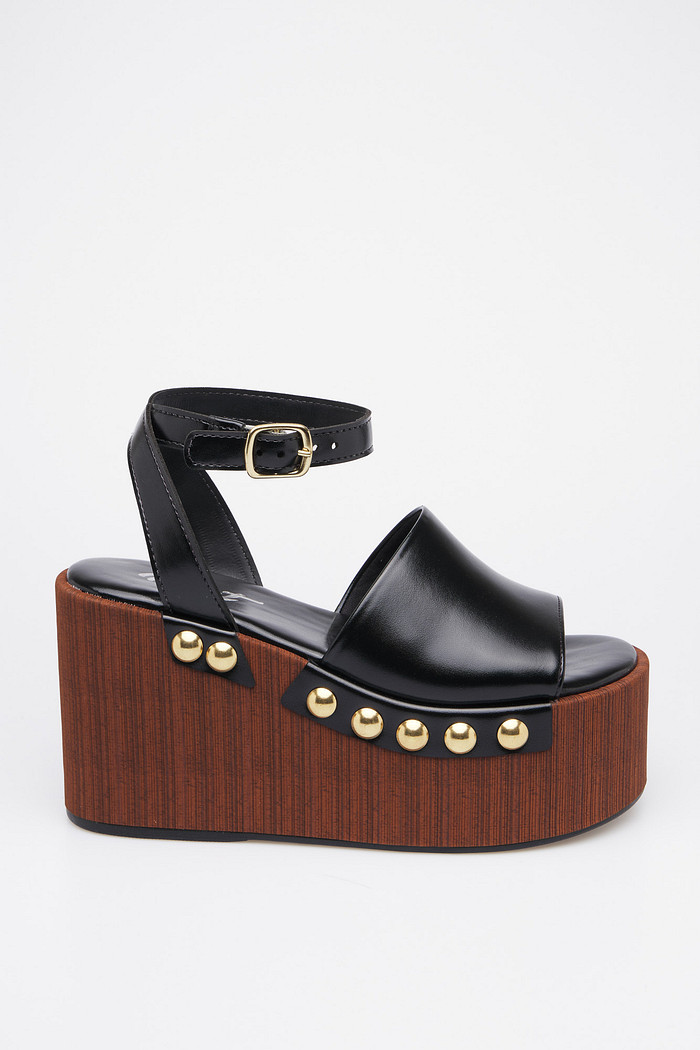 Sandália plataforma preta com efeito madeira e tachas douradas MIST