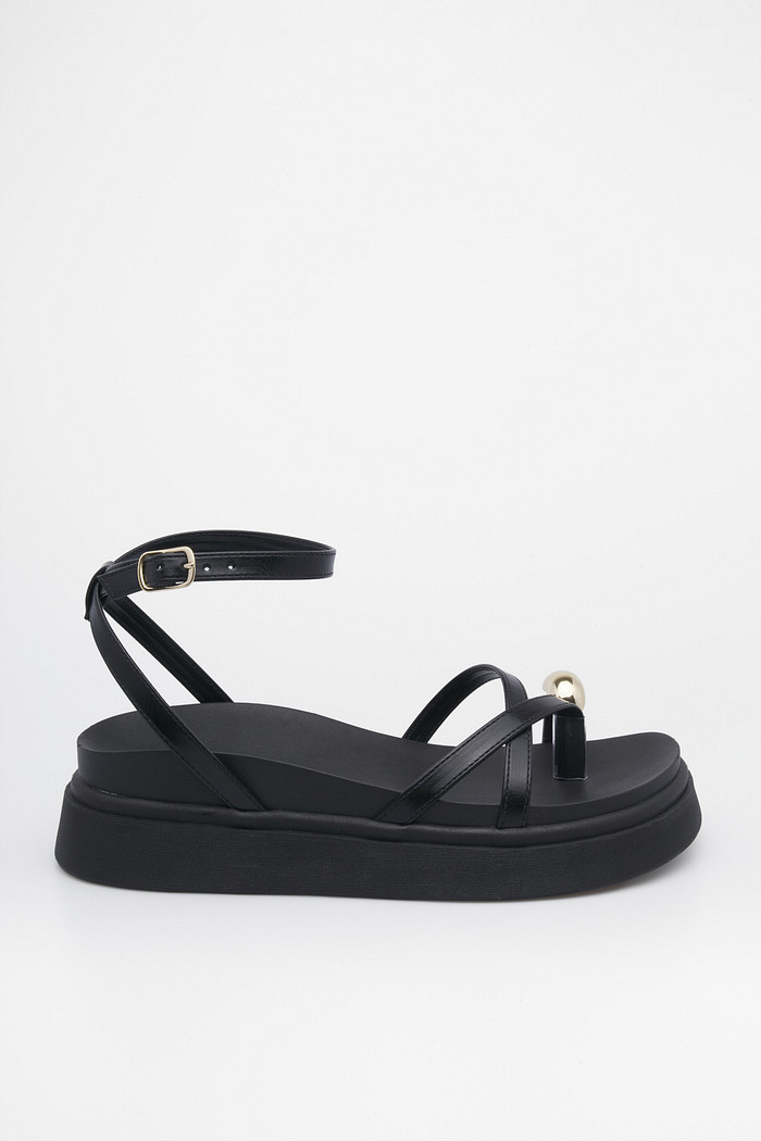 Sandália Vanessa Preto Papete Plataforma Sandália Vanessa Preto Papete Plataforma com tiras finas e detalhe dourado