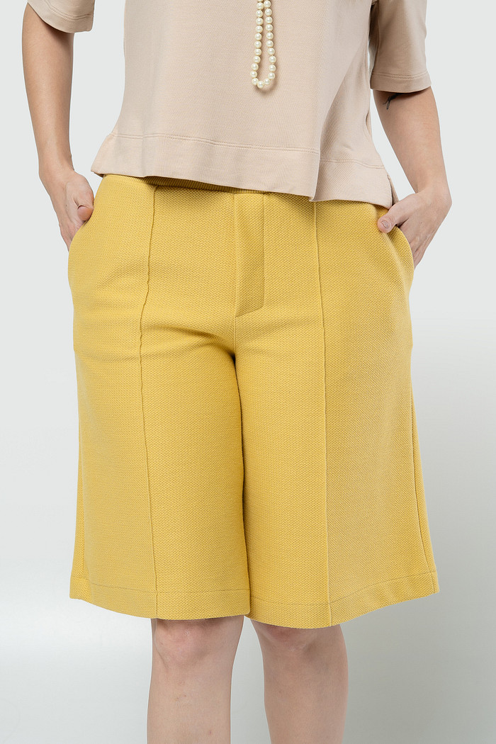 Bermuda com Bolso Faca e Friso - Amarelo Ocre