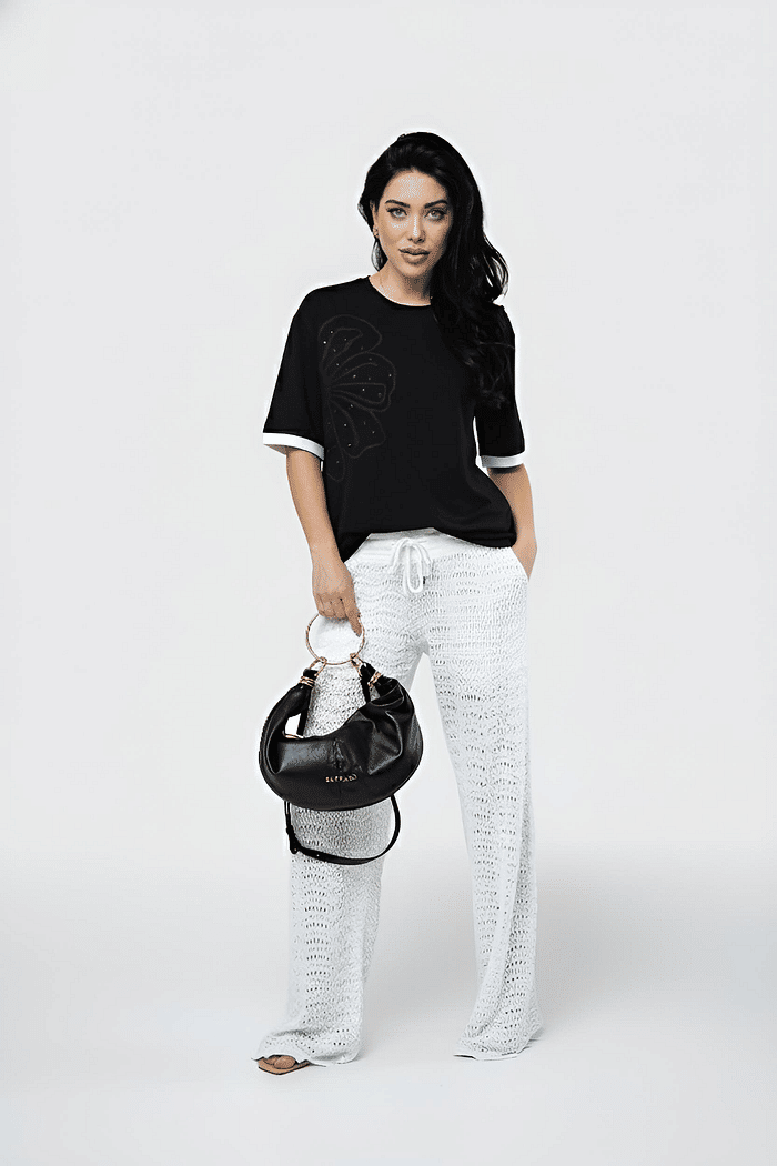 T-Shirt Oversized com Aplicação - Preta