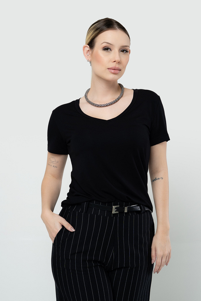 Blusa T-Shirt Gola V Preta