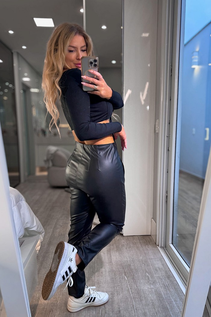 Calça reta em couro sintético