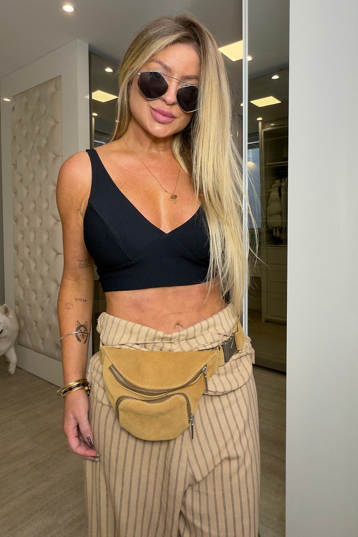 Top canelado decote v com recortes Tici