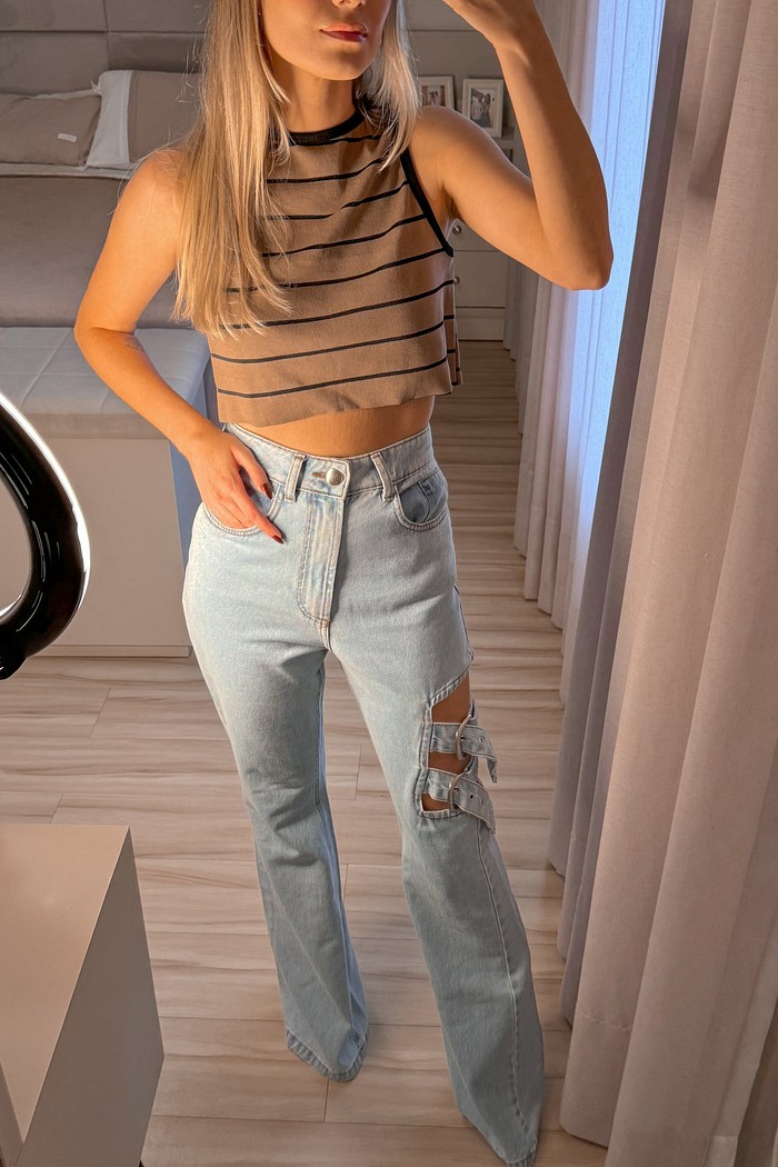 Calça jeans com fivelas na lateral