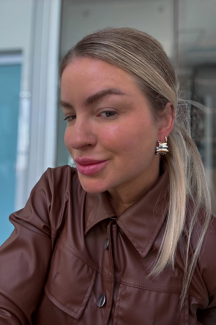 Brinco meia argola irregular bicolor