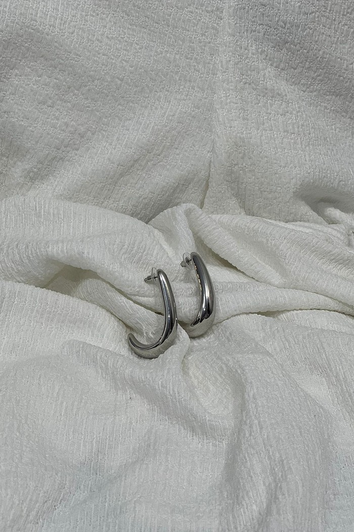 Brinco meia argola grande