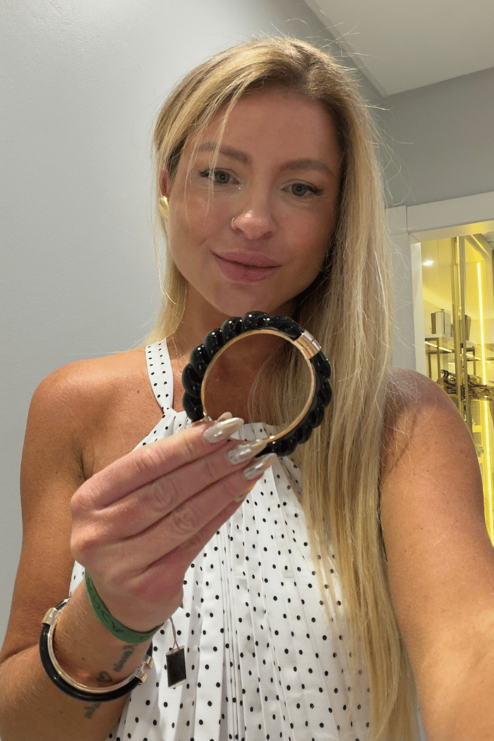 Bracelete em acrílico retorcido preto e metal dourado Morgana