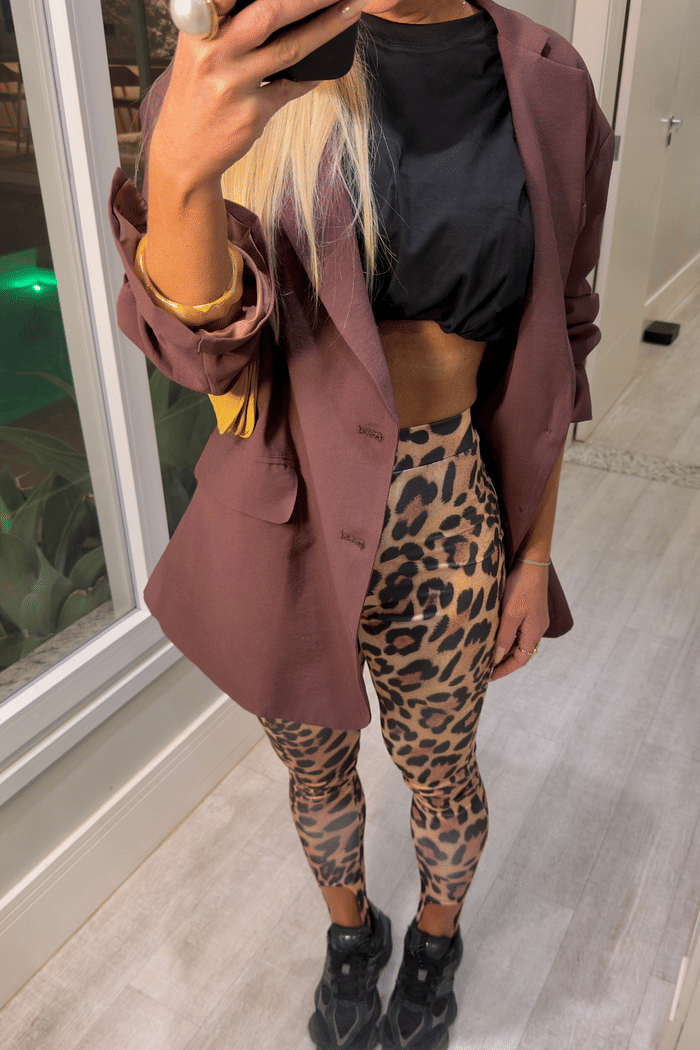 Calça legging com pézinho estampa onça