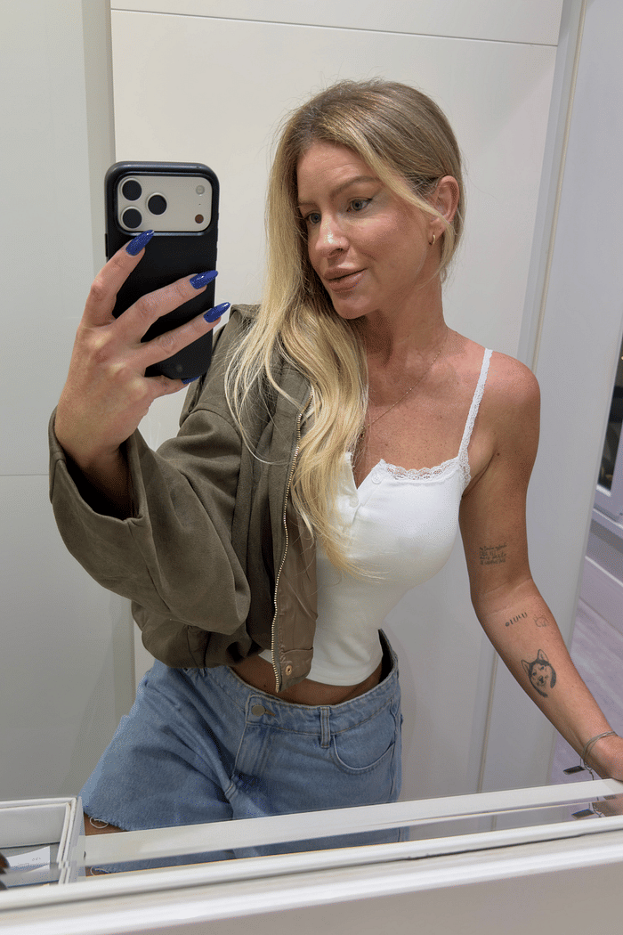 Blusa regata com detalhes em renda Perla