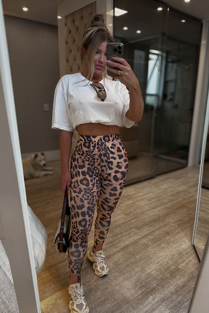 Calça legging com pézinho estampa onça