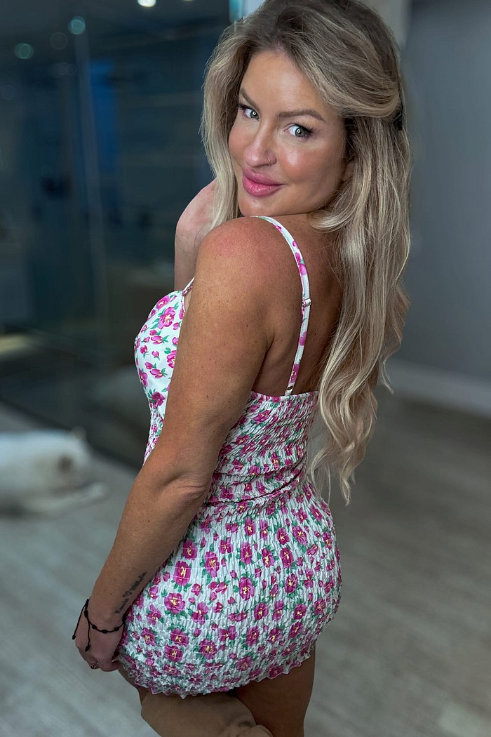 Vestido sheila branco com estampa de flores rosa