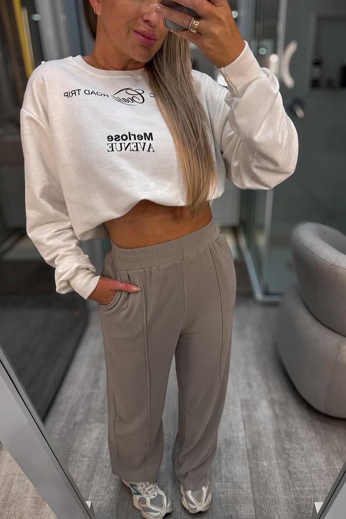 Calça wide leg em malha peluciada Gabi