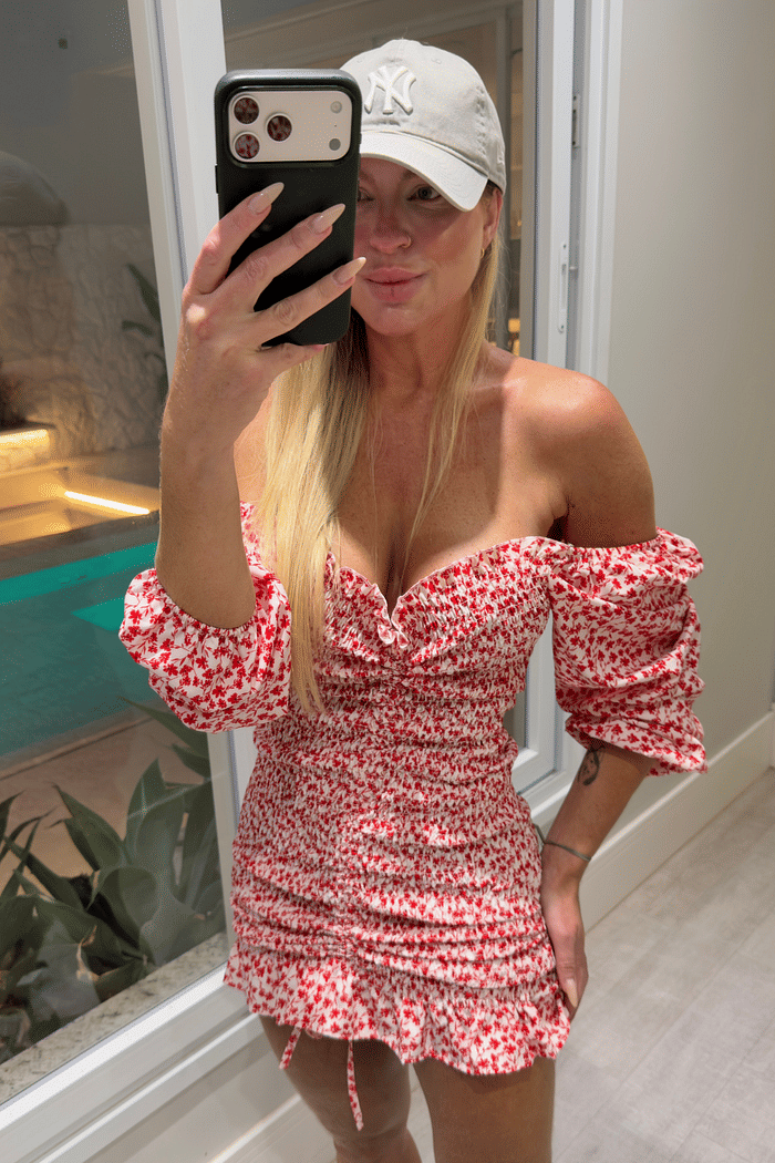 Vestido cereja manga longa off com flores vermelhas