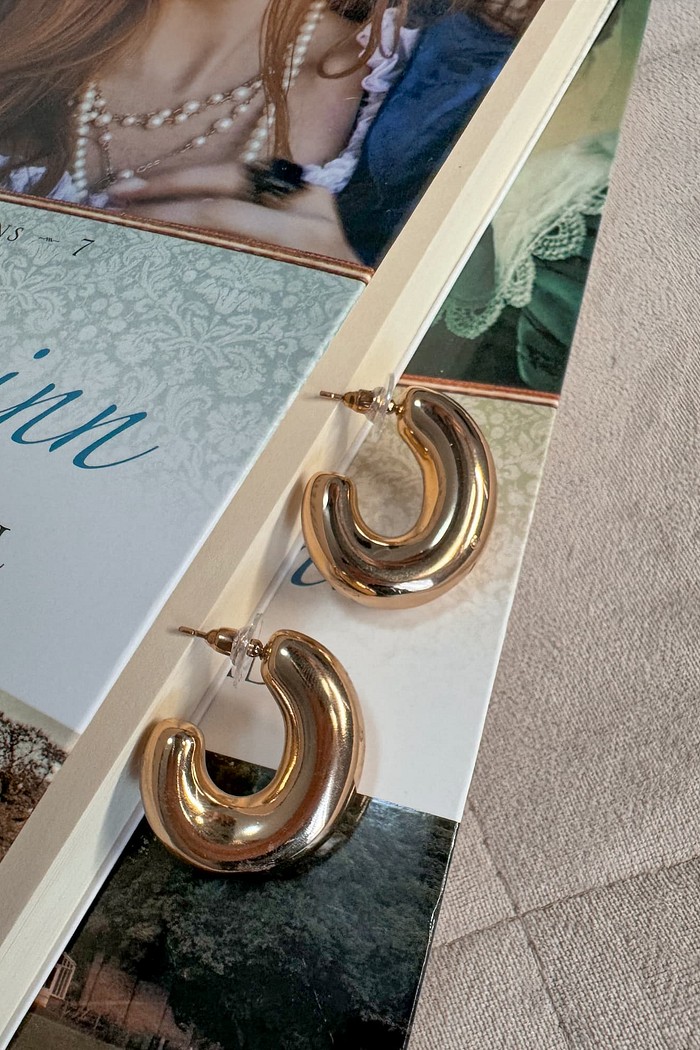 Brinco dourado argola media grossa