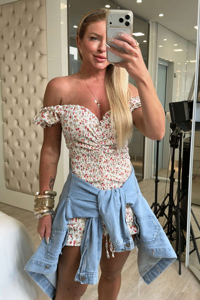 Vestido cereja off-white com flores vermelhas e marrom claro