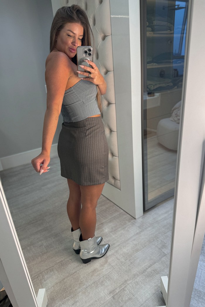 Saia curta risca de giz com fenda marrom