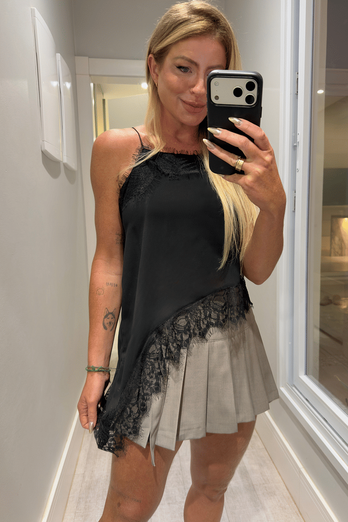 Blusa assimétrica com renda Amélia