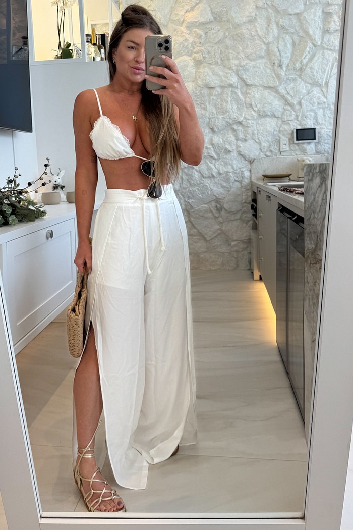 Calça com abertura lateral e amarração