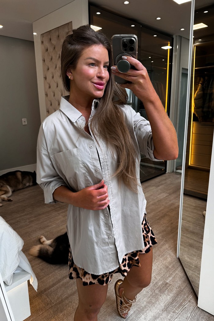 Camisa alongada com pregas nas costas