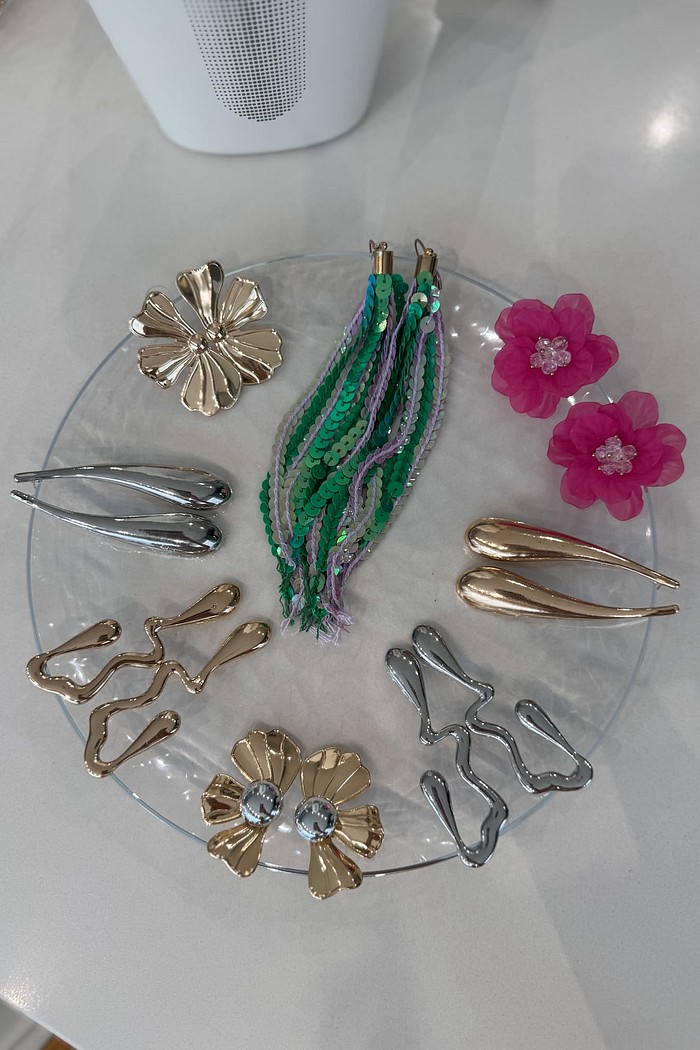 Brinco longo paetê holográfico