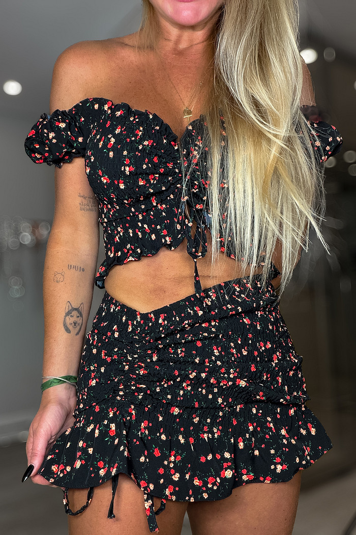 Conjunto cereja preto com flores vermelha