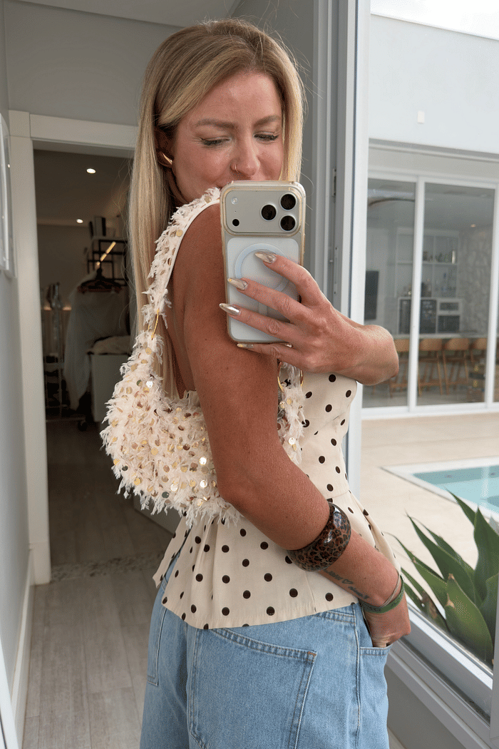 Bolsa de ombro em plumas com aplicações de paetê